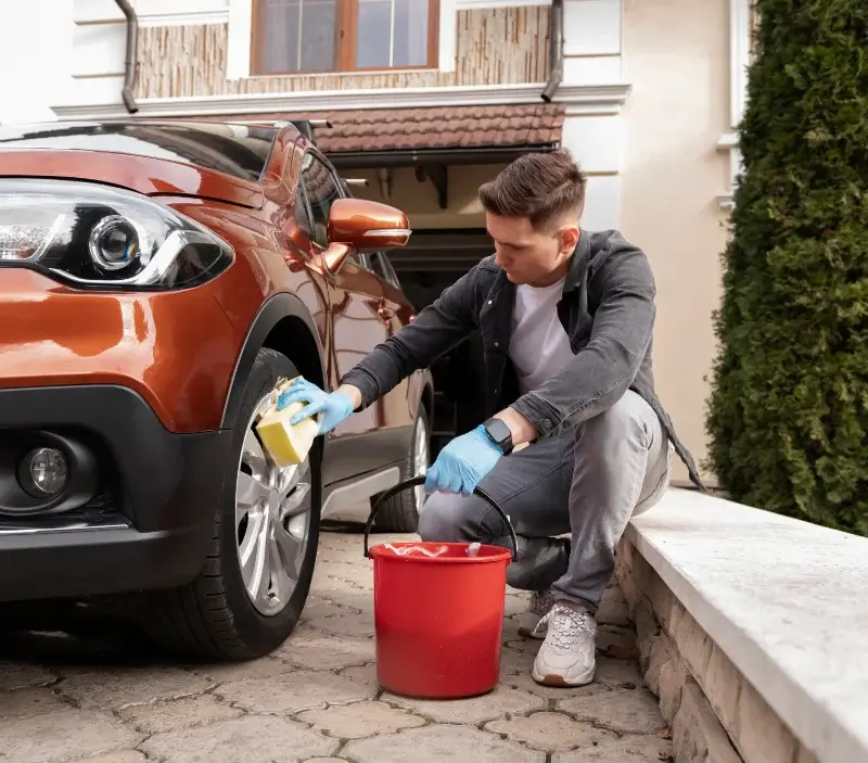Lavage auto à domicile Satolas-et-Bonce : professionnel intervenant sur un véhicule